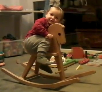 video cavallo a dondolo